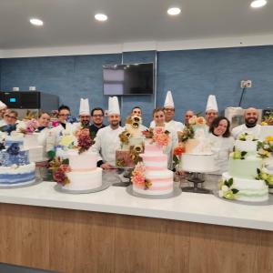 PEPPE LEOTTA ALTA FORMAZIONE CORSI CONPAIT-SICILIA SCUOLA CORSO MONTAGGIO, SPATOLATURA E DECORAZIONE SULLE TORTE DA RICORRENZA