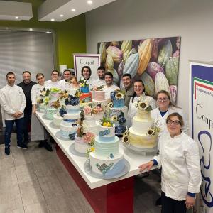 PEPPE LEOTTA ALTA FORMAZIONE CORSI CONPAIT-SICILIA SCUOLA CORSO MONTAGGIO, SPATOLATURA E DECORAZIONE SULLE TORTE DA RICORRENZA